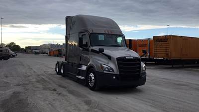 Freightliner Cascadia - 72" Raised Roof Double Bunk Sleeper, Detroit, Automatic, Optimized Idle