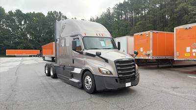 Freightliner Cascadia - 72" Raised Roof Double Bunk Sleeper, Detroit, Automatic, Battery Powered HVAC with Optimized Idle