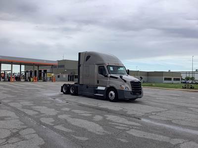 Freightliner Cascadia - 72" Raised Roof Double Bunk Sleeper, Detroit, Automatic, Battery Powered HVAC with Optimized Idle