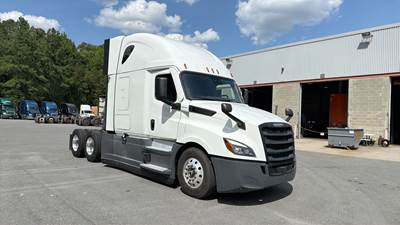 Freightliner Cascadia - 72" Raised Roof Double Bunk Sleeper, Detroit, Automatic, Battery Powered HVAC with Optimized Idle