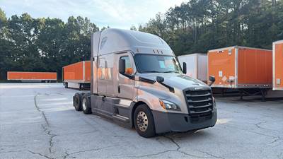 Freightliner Cascadia - 72" Raised Roof Double Bunk Sleeper, Detroit, Automatic, Battery Powered HVAC with Optimized Idle