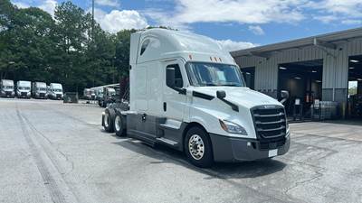Freightliner Cascadia - 72" Raised Roof Double Bunk Sleeper, Detroit, Automatic, Battery Powered HVAC with Optimized Idle
