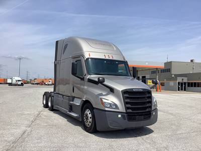 Freightliner Cascadia - 72" Raised Roof Double Bunk Sleeper, Detroit, Automatic, Battery Powered HVAC with Optimized Idle