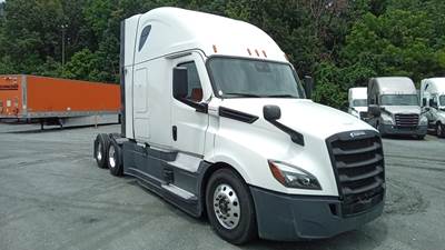 Freightliner Cascadia - 72" Raised Roof Double Bunk Sleeper, Detroit, Automatic, Battery Powered HVAC with Optimized Idle
