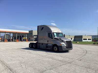 Freightliner Cascadia - 72" Raised Roof Double Bunk Sleeper, Detroit, Automatic, Battery Powered HVAC with Optimized Idle