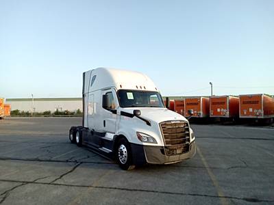 Freightliner Cascadia - 72" Raised Roof Double Bunk Sleeper, Detroit, Automatic, Battery Powered HVAC with Optimized Idle