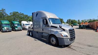 Freightliner Cascadia - 72" Raised Roof Double Bunk Sleeper, Detroit, Automatic, Battery Powered HVAC with Optimized Idle
