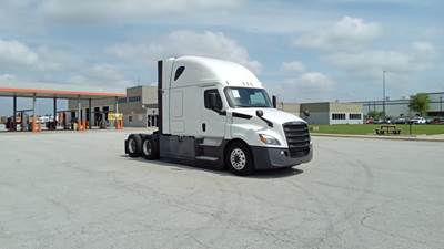 Freightliner Cascadia - 72" Raised Roof Double Bunk Sleeper, Detroit, Automatic, Battery Powered HVAC with Optimized Idle