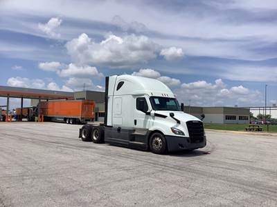 Freightliner Cascadia - 72" Raised Roof Double Bunk Sleeper, Detroit, Automatic, Battery Powered HVAC with Optimized Idle