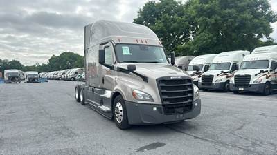 Freightliner Cascadia - 72" Raised Roof Double Bunk Sleeper, Detroit, Automatic, Battery Powered HVAC with Optimized Idle