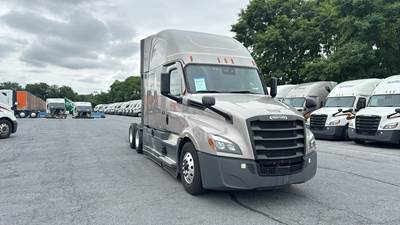 Freightliner Cascadia - 72" Raised Roof Double Bunk Sleeper, Detroit, Automatic, Battery Powered HVAC with Optimized Idle