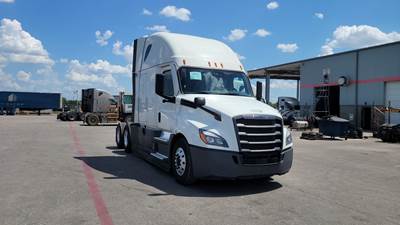 Freightliner Cascadia - 72" Raised Roof Double Bunk Sleeper, Detroit, Automatic, Optimized Idle