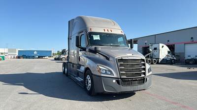 Freightliner Cascadia - 72" Raised Roof Double Bunk Sleeper, Detroit, Automatic, Battery Powered HVAC with Optimized Idle
