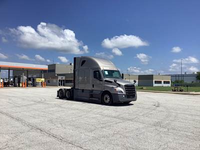 Freightliner Cascadia - 72" Raised Roof Double Bunk Sleeper, Detroit, Automatic, Battery Powered HVAC with Optimized Idle