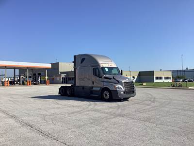 Freightliner Cascadia - 72" Raised Roof Double Bunk Sleeper, Detroit, Automatic, Battery Powered HVAC with Optimized Idle
