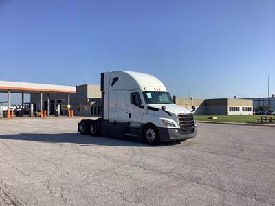 Freightliner Cascadia - 72" Raised Roof Double Bunk Sleeper, Detroit, Automatic, Battery Powered HVAC with Optimized Idle