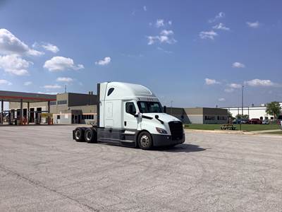 Freightliner Cascadia - 72" Raised Roof Double Bunk Sleeper, Detroit, Automatic, Battery Powered HVAC with Optimized Idle