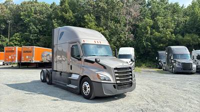 Freightliner Cascadia - 72" Raised Roof Double Bunk Sleeper, Detroit, Automatic, Battery Powered HVAC with Optimized Idle