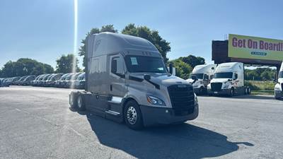 Freightliner Cascadia - 72" Raised Roof Double Bunk Sleeper, Detroit, Automatic, Battery Powered HVAC with Optimized Idle