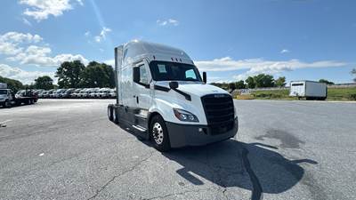 Freightliner Cascadia - 72" Raised Roof Double Bunk Sleeper, Detroit, Automatic, Battery Powered HVAC with Optimized Idle
