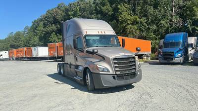 Freightliner Cascadia - 72" Raised Roof Double Bunk Sleeper, Detroit, Automatic, Battery Powered HVAC with Optimized Idle