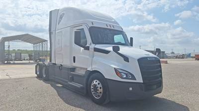Freightliner Cascadia - 72" Raised Roof Double Bunk Sleeper, Detroit, Automatic, Optimized Idle