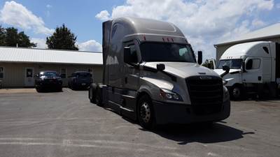 Freightliner Cascadia - 72" Raised Roof Double Bunk Sleeper, Detroit, Automatic, Battery Powered HVAC with Optimized Idle
