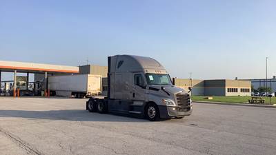 Freightliner Cascadia - 72" Raised Roof Double Bunk Sleeper, Detroit, Automatic, Battery Powered HVAC with Optimized Idle