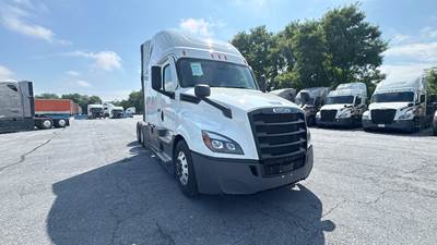 Freightliner Cascadia - 72" Raised Roof Double Bunk Sleeper, Detroit, Automatic, Battery Powered HVAC with Optimized Idle