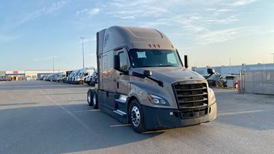 Freightliner Cascadia - 72" Raised Roof Double Bunk Sleeper, Detroit, Automatic, Battery Powered HVAC with Optimized Idle
