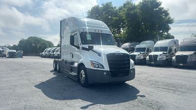 Freightliner Cascadia - 72" Raised Roof Double Bunk Sleeper, Detroit, Automatic, Battery Powered HVAC with Optimized Idle