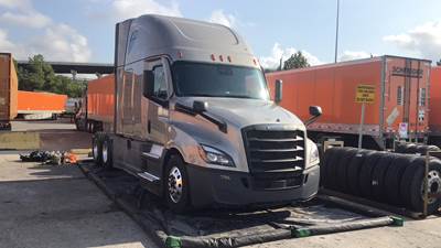 Freightliner Cascadia - 72" Raised Roof Double Bunk Sleeper, Detroit, Automatic, Battery Powered HVAC with Optimized Idle