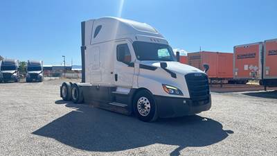 Freightliner Cascadia - 72" Raised Roof Double Bunk Sleeper, Detroit, Automatic, Battery Powered HVAC with Optimized Idle