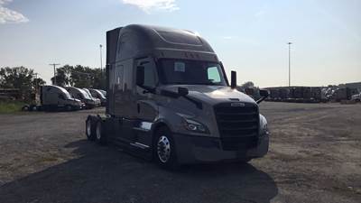 Freightliner Cascadia - 72" Raised Roof Double Bunk Sleeper, Detroit, Automatic, Battery Powered HVAC with Optimized Idle