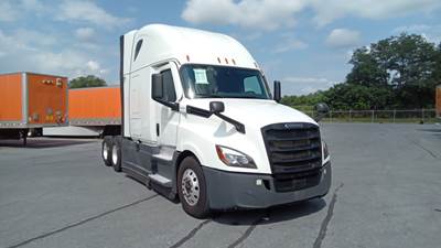 Freightliner Cascadia - 72" Raised Roof Double Bunk Sleeper, Detroit, Automatic, Battery Powered HVAC with Optimized Idle