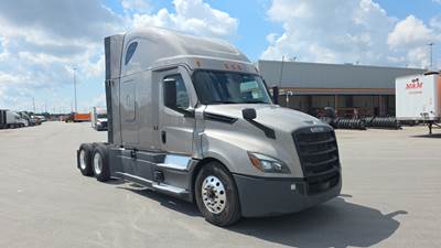 Freightliner Cascadia - 72" Raised Roof Double Bunk Sleeper, Detroit, Automatic, Battery Powered HVAC with Optimized Idle