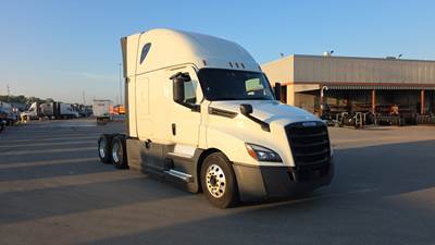 Freightliner Cascadia - 72" Raised Roof Double Bunk Sleeper, Detroit, Automatic, Battery Powered HVAC with Optimized Idle