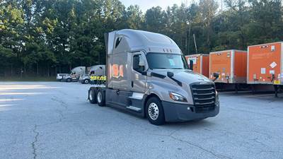 Freightliner Cascadia - 72" Raised Roof Double Bunk Sleeper, Detroit, Automatic, Battery Powered HVAC with Optimized Idle