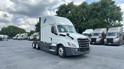 Freightliner Cascadia - 72" Raised Roof Double Bunk Sleeper, Detroit, Automatic, Battery Powered HVAC with Optimized Idle