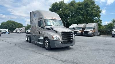 Freightliner Cascadia - 72" Raised Roof Double Bunk Sleeper, Detroit, Automatic, Battery Powered HVAC with Optimized Idle
