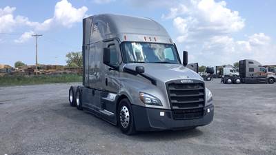 Freightliner Cascadia - 72" Raised Roof Double Bunk Sleeper, Detroit, Automatic, Battery Powered HVAC with Optimized Idle