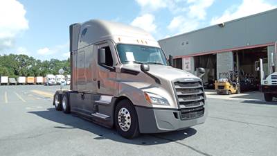 Freightliner Cascadia - 72" Raised Roof Double Bunk Sleeper, Detroit, Automatic, Optimized Idle