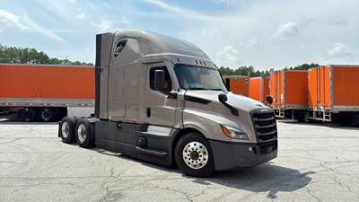 Freightliner Cascadia - 72" Raised Roof Double Bunk Sleeper, Detroit, Automatic, Battery Powered HVAC with Optimized Idle