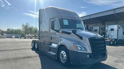 Freightliner Cascadia - 72" Raised Roof Double Bunk Sleeper, Detroit, Automatic, Optimized Idle