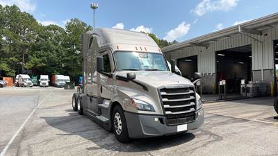 Freightliner Cascadia - 72" Raised Roof Double Bunk Sleeper, Detroit, Automatic, Battery Powered HVAC with Optimized Idle