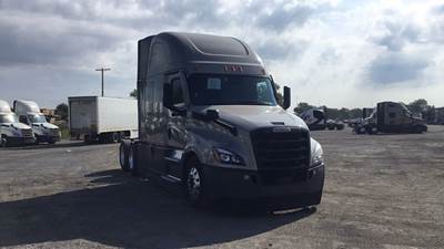 Freightliner Cascadia - 72" Raised Roof Double Bunk Sleeper, Detroit, Automatic