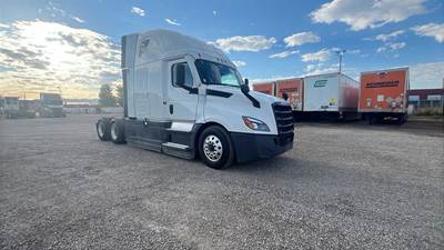 Freightliner Cascadia - 72" Raised Roof Double Bunk Sleeper, Detroit, Automatic, Battery Powered HVAC with Optimized Idle