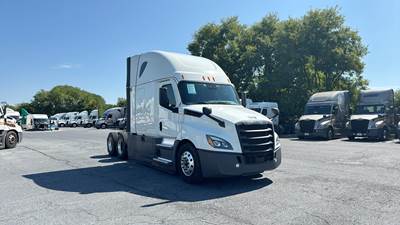 Freightliner Cascadia - 72" Raised Roof Double Bunk Sleeper, Detroit, Automatic, Battery Powered HVAC with Optimized Idle