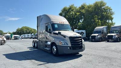 Freightliner Cascadia - 72" Raised Roof Double Bunk Sleeper, Detroit, Automatic, Battery Powered HVAC with Optimized Idle