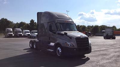 Freightliner Cascadia - 72" Raised Roof Double Bunk Sleeper, Detroit, Automatic, Optimized Idle